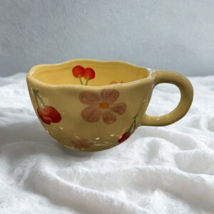 Χειροποίητο φλυτζάνι με σχέδια και μαργαριτάρια