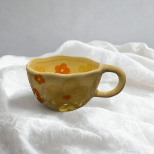 Χειροποίητο φλυτζάνι με σχέδια και λουλούδια